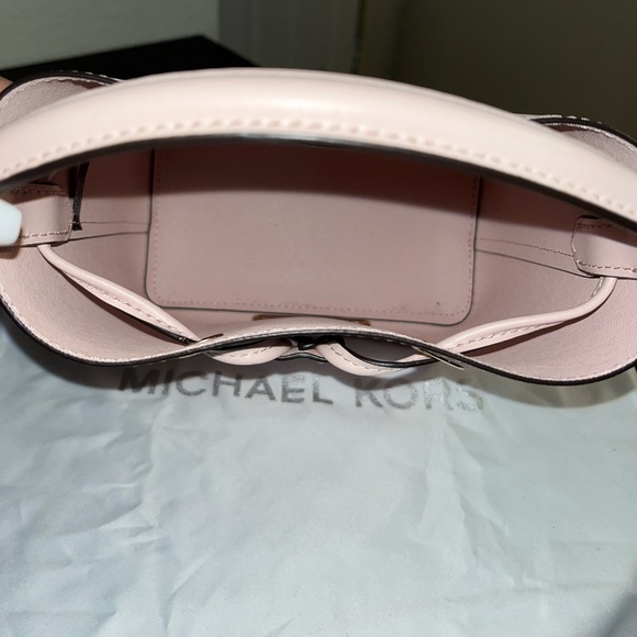 *MICHAEL KORS SMALL BUCKET BAG* - Picture 3 of 6